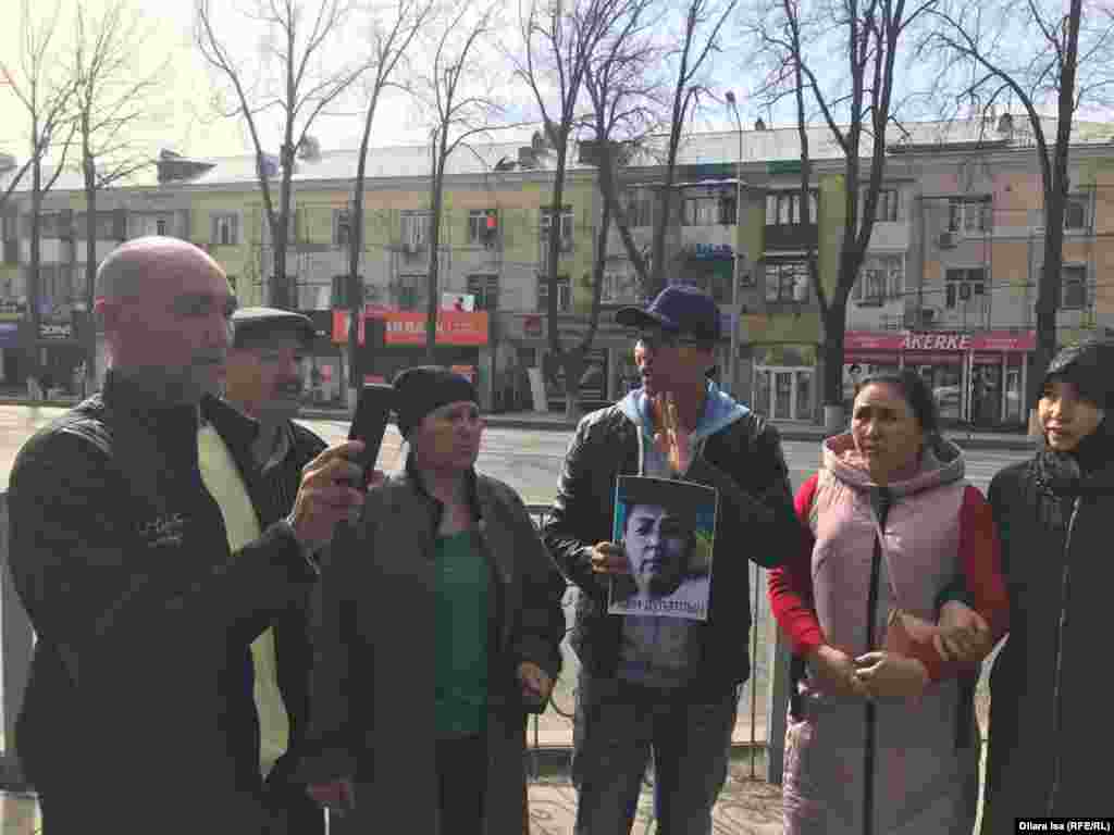 Шымкентте полиция қала әкімдігі маңына жиналған 15 шақты адамды ұстап, көлікке күштеп салып, алып кетті. Полиция әкетіп бара жатқан кезде кей белсенділер "Шал, кет!" деп айғайлады. 