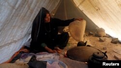هرات، افغانستان: يوه مېرمن ډوډۍ پخوي