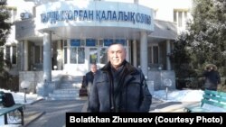 68-летний житель Талдыкоргана Болатхан Жунусов возле суда города Талдыкорган, в котором рассматривается его дело по обвинению в участии в запрещенном движении ДВК. 22 февраля 2019 года.