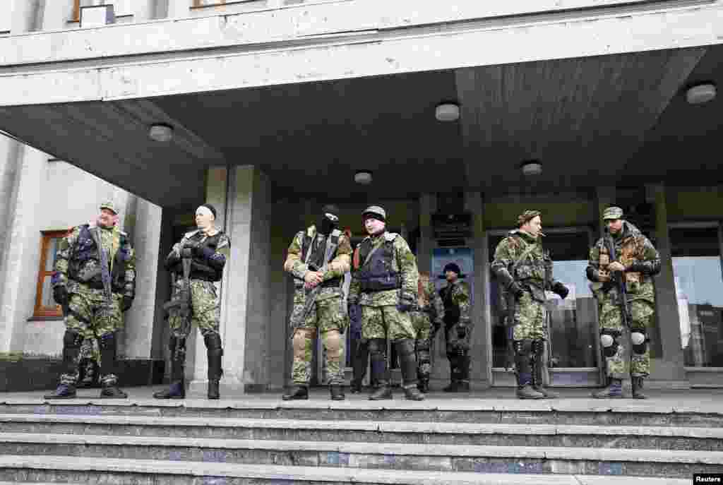 Проросійські бойовики під мерією Слов'янська, 14 квітня 2014 року