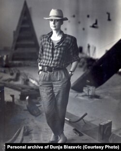 Dunja Blažević, studio TV Beograd, "Petkom u 22", 1982.