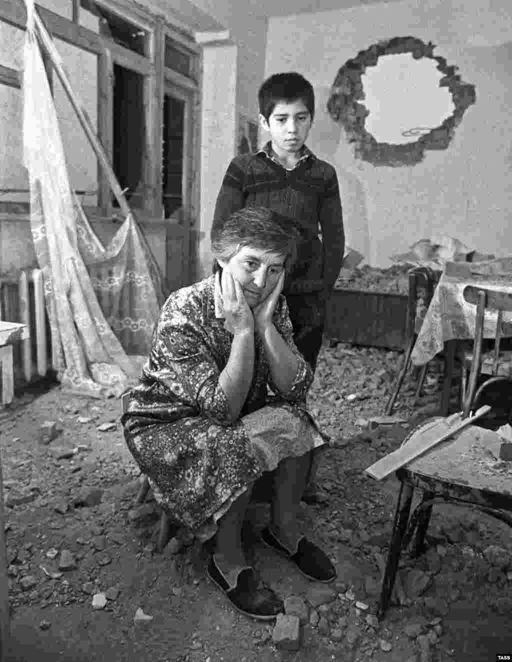 Грузиндер мен осетиндердің 1991 жылғы қақтығысы кезінде бүлінген пәтерінде отырған әйел. Совет Одағы ыдырап жатқанда болған бұл қақтығыс Грузияның ең "қисынсыз" шиеленісі саналады, бірақ оның салдарын Кавказ жұрты әлі байқап отыр.