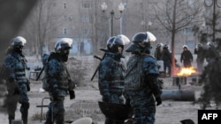 Gazak polisiýasy ýurduň Žanaozen şäherinde geçirilen protestler mahalynda, 18-nji dekabr.
