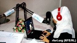 یکی از دختران خبرنگار در یک رادیوی محلی ولایت کندز
