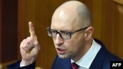 За період політичної кар’єри Арсеній Яценюк має також досвід роботи в центробанку, де свого часу був перший заступником голови і в.о. керівника