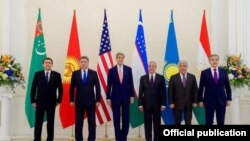 АКШнын мамлекеттик катчысы Жон Керри (ортодо) жана Борбор Азиянын беш мамлекетинин тышкы иштер министрлери былтыр 1-ноябрда Самаркандда да жолугушкан.