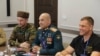 Рәсми Баксиков уртада