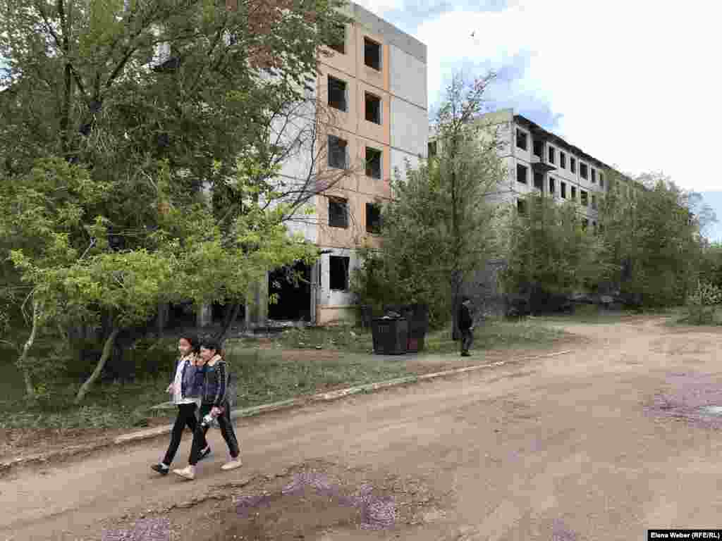 А это уже поселок Жайрем городского типа или Новый Жайрем, который находится в нескольких километрах от поселка Старый Жайрем. Здесь расположены целые кварталы с пустующими многоэтажными домами. По словам жителей Старого Жайрема, несколько домов можно было бы восстановить и переселить живущих у рудников туда. 