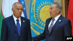 Бұрынғы партократ басшылар, Қазақстанның бірінші президенті Нұрсұлтан Назарбаев (оң жақта) пен Өзбекстанның бірінші президенті Ислам Каримов. Бішкек, 13 қыркүйек, 2013 жыл.