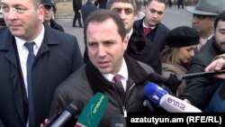 Министа обороны Армении Давид Тоноян беседует с журналистами, Ереван, 28 января 2019 г.