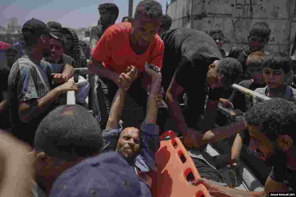 Palestinezë të lënduar duke u transferuar në një autoambulancë, pasi u plagosën teksa po prisnin të merrnin ndihma, më 22 korrik.