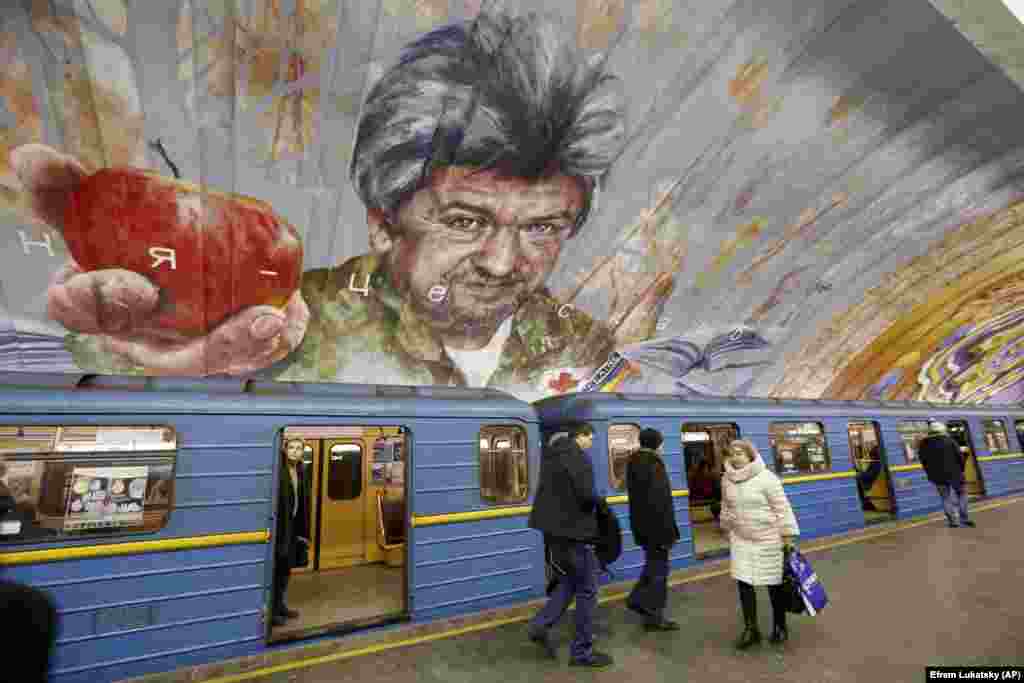 На склепінні станції метро «Осокорки» у Києві завершили частину мурала, присвячену герою АТО Володимиру Доносу, який вижив під Іловайськом. У 2014 році його поранили в АТО, і він пролежав у лісі 4 дні серед тіл. Його знайшли місцеві та відвезли в Донецьку лікарню, де йому ампутували ногу. Після цього він потрапив в полон. Сьогодні він продовжує працювати вчителем в Гадячі. Автор розпису — бельгійський художник Spear. Київ, 11 грудня 2018 року