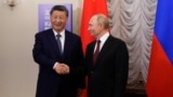Vladimir Putin (sağda) Çin prezidenti Si Cinpinlə, 2024-cü il 