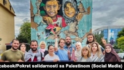 Greta Tunberg ispred murala posvećenog palestinskoj djeci u Podgorici, 30. jul 2025.