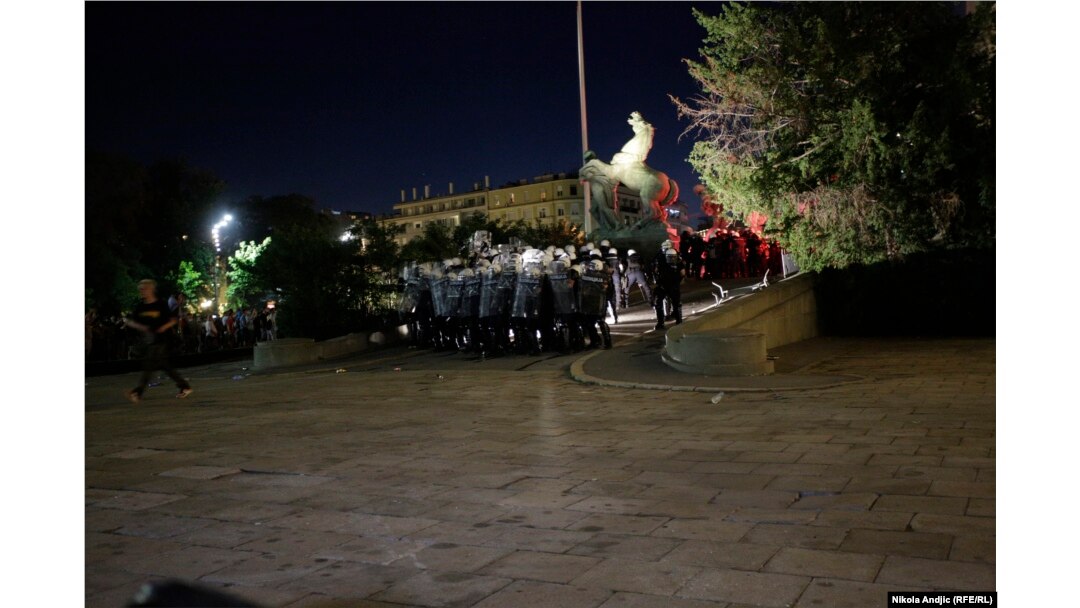 Policija rasteruje demonstrante na protestu u Beogradu