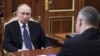 Ruski predsjednik Vladimir Putin s ruskim regionalnim zvaničnikom u Kremlju, 28. jula 2025.