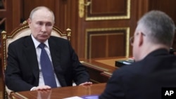 Ruski predsjednik Vladimir Putin s ruskim regionalnim zvaničnikom u Kremlju, 28. jula 2025.
