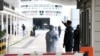 Policajac razgovara s medicinskim osobljem u blizini trajekta koji je iz Italije stigao u Split, 11. ožujka 2020. godine.