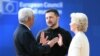 Украинският президент Володимир Зеленски (в средата) говори с председателите на Европейския съвет Антониу Коща и на Европейската комисия Урсула фон дер Лайен в централата на ЕС в Брюксел, 6 март 2025 г.
