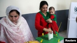 په پاکستان کې یوه ښځه رایه کاروي او بله د خپلې ګوتې نښه ثبتوي ـ پخوانی انځور.