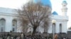 Молящиеся мусульмане во дворе Центральной мечети города Алматы.