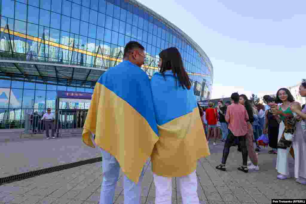Жұрт концертке кіруге кезекте тұрғанда "күзет қызметі залға Украина туымен кіргізбей жатыр" деген сөз шықты. Кейін бұл сөз расталды. Күзет қызметі Украина туы мен Украинаның басқа да атрибуттарын ұстаған көрермендерді жібермей жатты.