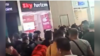 Türkmenistanlylar Stambulda 'Türkmen howa ýollaryna' we konsullyga 'basyş' edýärler