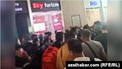 Туркменские граждане ждут в аэропорту Стамбула и пытаются вылететь в Туркменистан. Архивное фото
