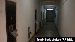 Tomsuň ortasynda, howanyň iň gyzýan günlerinde türme kamerasynyň 'kormuşkasynyň' açylmagy dar jaýda bir-biregiň agralan ysyna boglup oturan tussaglar üçin uly ýagşylyk bolup görünýär. Öňki tussagyň ýatlamasyndan.