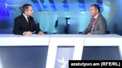 И. о. министра экономики Ваан Керобян (справа) в студии Азатутюн ТВ, Ереван, 2 июля 2021 г.
