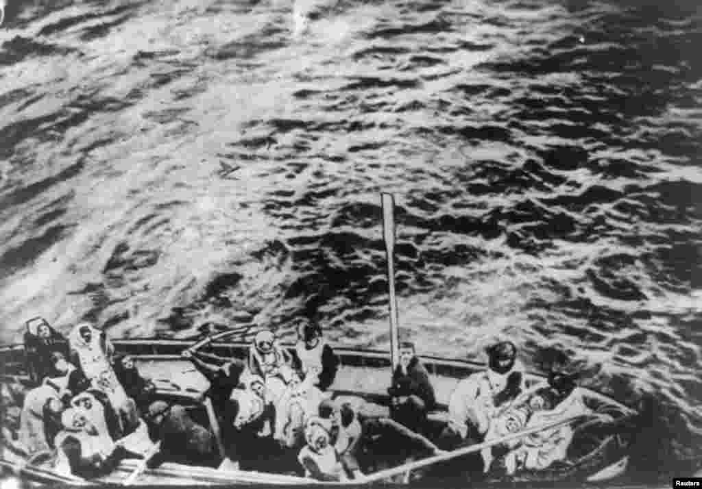 Čamac za spašavanje sa "Titanica" pristaje uz bok broda "Carpathia" 15. aprila 1912.