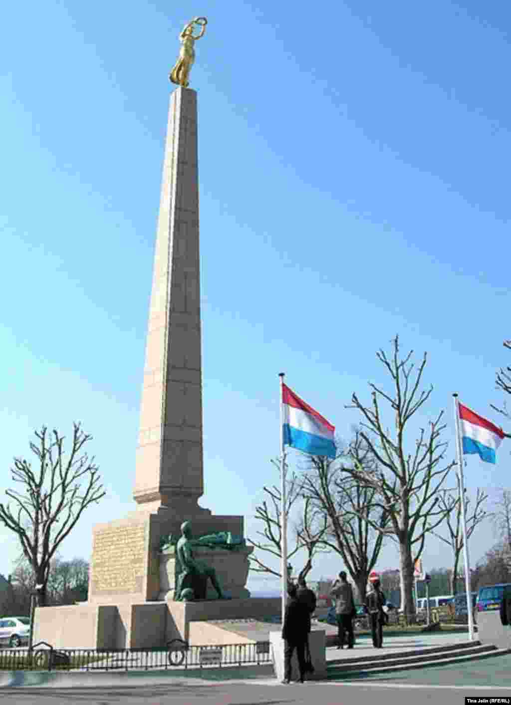 Zlatna dama (Gëlle Fra), spomenik sjećanja na vojnike u 1. svjetskom ratu