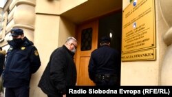 Otac Dženana Memića ispred Kantonalnog tužilaštva u Sarajevu, 2. februara 2021. 