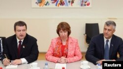 Голова сербського уряду Івіца Дачич (ліворуч), верховний представник Євросоюзу з закордонних справ Катрін Аштон (центр), косовський прем’єр Хашим Тачі (праворуч), Белград, 19 квітня 2013 