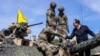 Посол США у Польщі Марк Бжезінський (праворуч) під час відвідин військовослужбовців США у Польщі під час військових навчань, 19 травня 2022 року 