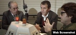 Jurnaliștii Șerban Orescu, Neculai Constantin Munteanu și Emil Hurezeanu, în studioul Europei Libere de la Munchen, în timpul unei emisiuni „Actualitatea românească”.