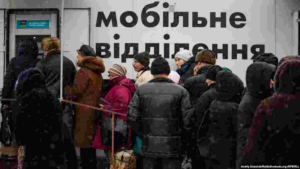 Мешканці з непідконтрольних Україні територій у черзі до мобільного пункту банкоматів&nbsp;&laquo;Ощадбанку&raquo; на КПВВ&nbsp; у Станиці Луганській, 4 січня 2018 року ПЕРЕГЛЯНЬТЕ ФОТОРЕПОРТАЖ