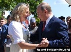 Карин Кнайсль танцует с Владимиром Путиным.