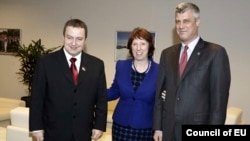 Premijer Srbije Ivica Dačić sa visokom predstavnicom EU Ketrin Ešton i kosovskim premijerom Hašimom Tačijem u Briselu, januar 2013.