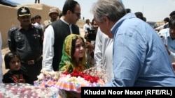 د یو اېن اې[ سي ار مشر انتونیو ګوتېرېس ته یوه افغان ماشومه د ګلونو ګېډۍ وړاندې کوي
