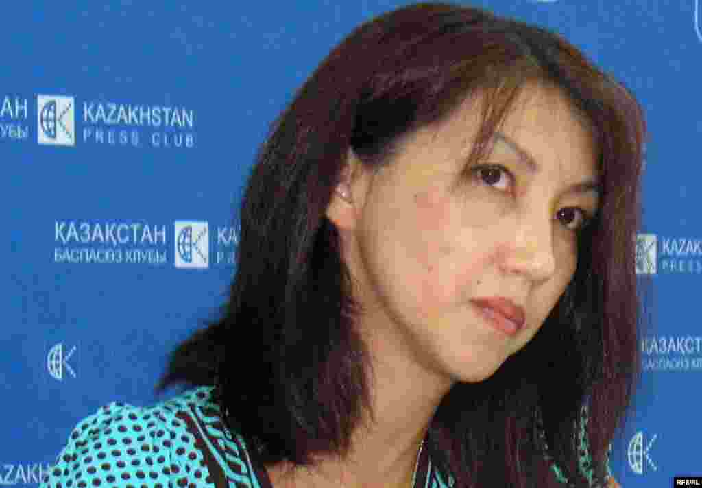 Мейрам Туржанова, жена арестованного бизнесмена Серика Туржанова, на пресс-конференции. Алматы, 26 августа 2009 года. - Мейрам Туржанова представляет интересы своего мужа в качестве общественного защитника. Она неоднократно выступала в прессе с критикой в адрес руководства финансовой полиции, которая обвиняет бизнесмена Серик Туржанов в хищении госсредств. Его адвокат также заявлял о нарушениях прав своего подзащитного на профессиональную защиту.