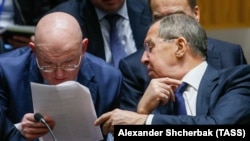 Представник Росії в ООН Василь Небензя та російський міністр закордонних справ Сергій Лавров. Зала засідань ООН
