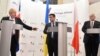 Министр иностранных дел Украины Павел Климкин (в центре) с главами МИД Польши Витольдом Ващиковским (справа) и Великобритании Борисом Джонсоном во время пресс-конференции в Киеве, 1 марта 2017 года