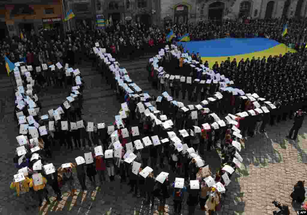 Близько 2 тисяч львів'ян заспівали гімн України і таким чином відзначили 150 років з моменту його першого виконання на площі Ринок у центрі Львова. Також активісти сформували з власних тіл фігуру тризуба. 10 березня 2015 року