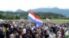 Dopuštene su samo crkvene, hrvatska i austrijska nacionalna zastava 