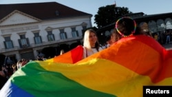 Акция протеста против принятого в середине июня закона о «пропаганде гомосексуализма». Будапешт, Венгрия, 16 июня 2021 года.