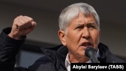 Алмазбек Атамбаев. Архивдик сүрөт.