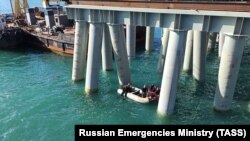 Спасатели на месте падения автобуса в море, Краснодарский край, Россия, 25 августа 2017 год