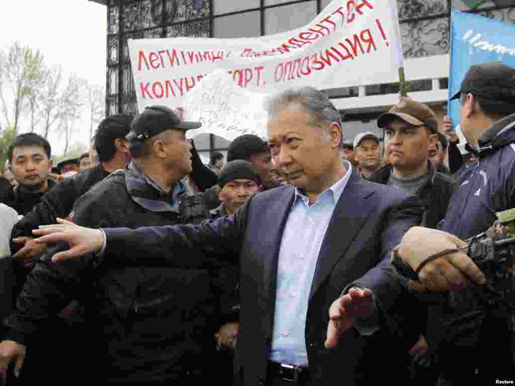 Курманбек Бакиев пытается выступить на митинге в городе Ош 15 апреля 2010 года. 