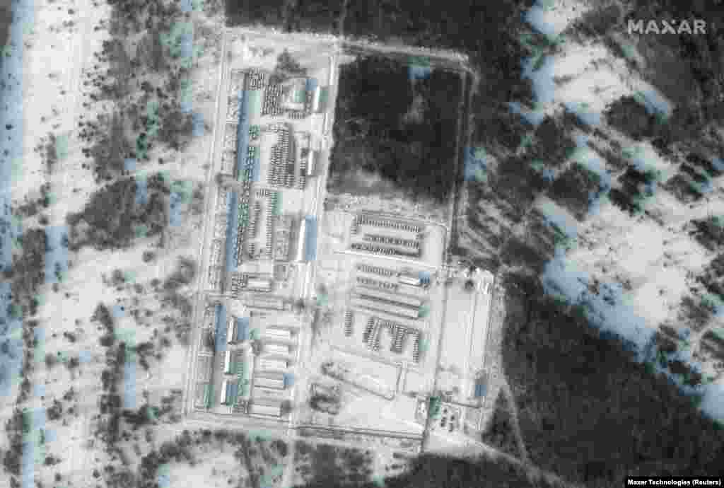 Воена опрема во складиштето Климово на 19 јануари. Постарите снимки од Google Maps на истата локација покажуваат дел од воените возила.